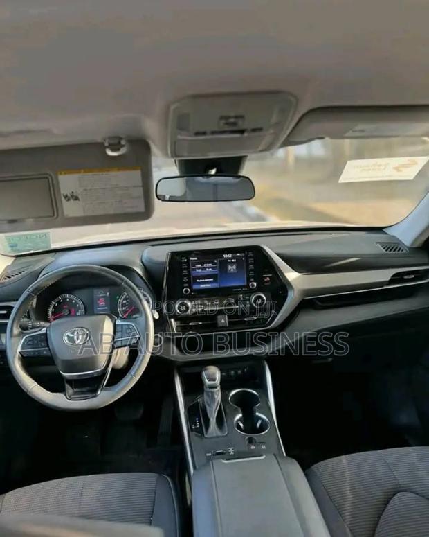 Toyota Highlander LE FWD 2024 Gray photo 2