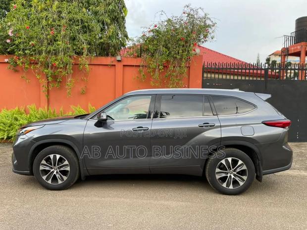 Toyota Highlander LE FWD 2024 Gray photo 3