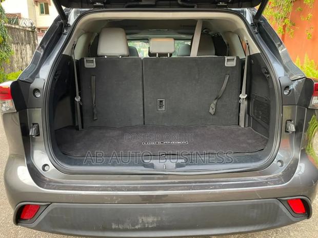 Toyota Highlander LE FWD 2024 Gray photo 4