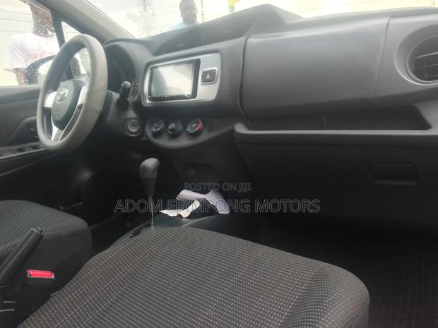 Toyota Vitz 2012 Red photo 3