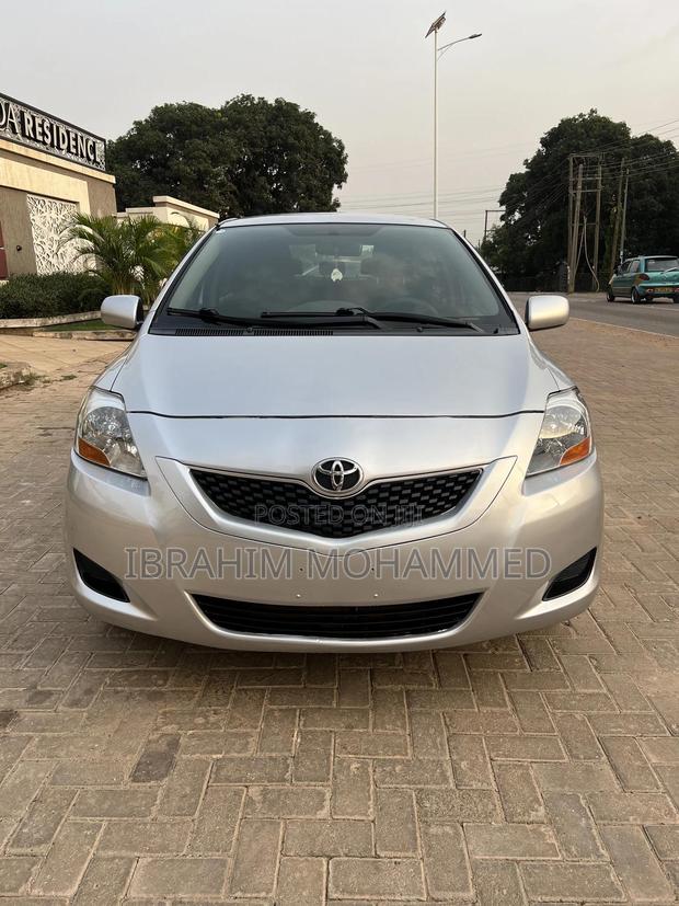 Toyota Yaris Base Sedan 4dr 2010 Silver