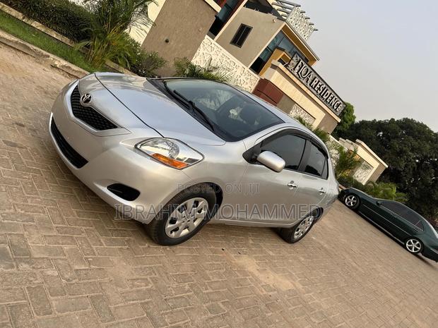 Toyota Yaris Base Sedan 4dr 2010 Silver