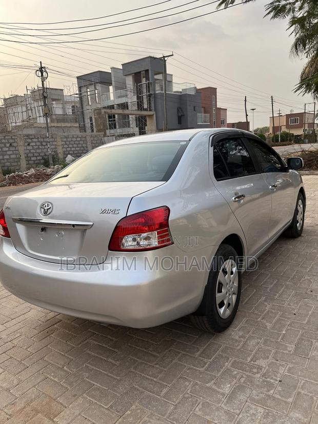 Toyota Yaris Base Sedan 4dr 2010 Silver