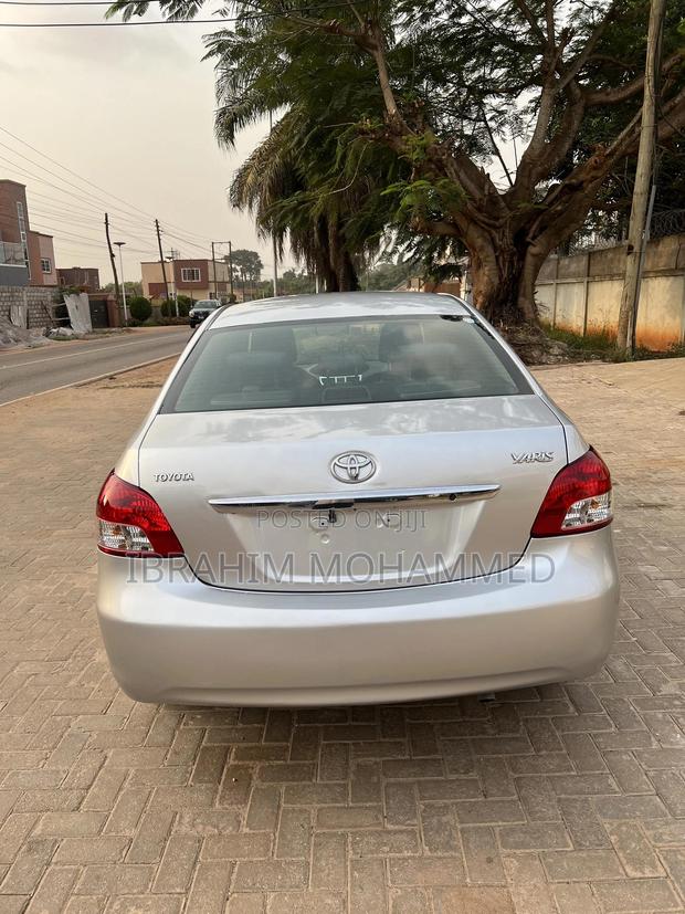 Toyota Yaris Base Sedan 4dr 2010 Silver