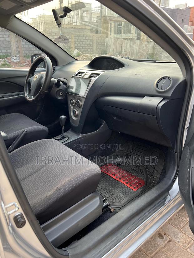 Toyota Yaris Base Sedan 4dr 2010 Silver