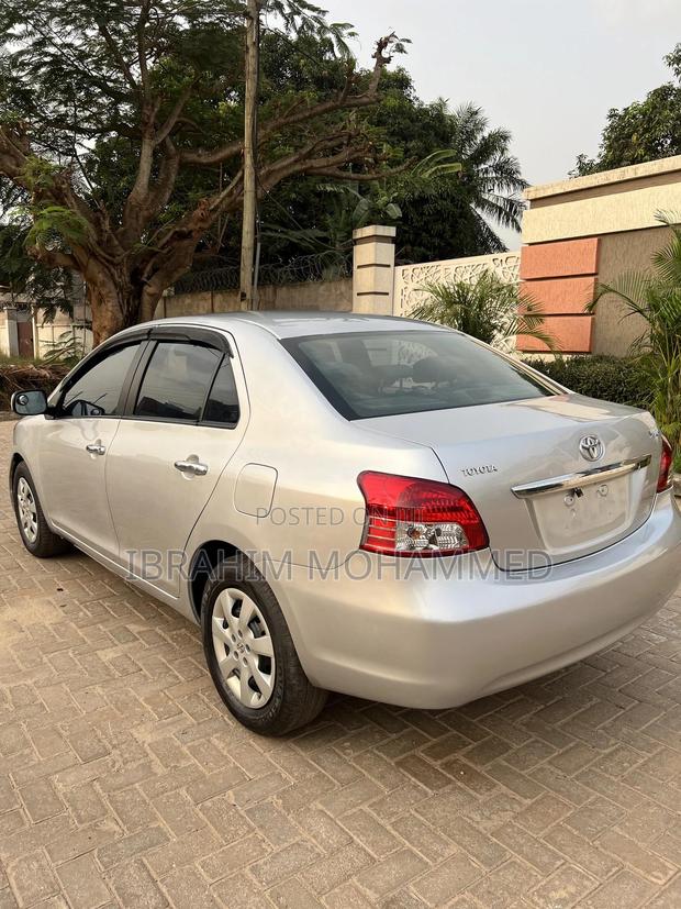 Toyota Yaris Base Sedan 4dr 2010 Silver