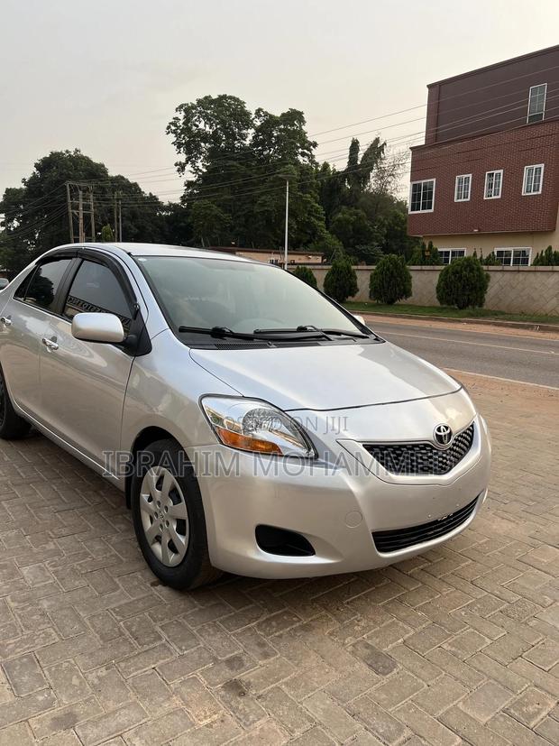 Toyota Yaris Base Sedan 4dr 2010 Silver
