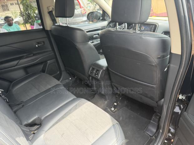 Mitsubishi Outlander 2.0 PHEV AWD 2019 Black photo 2