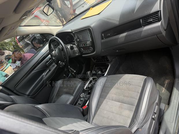 Mitsubishi Outlander 2.0 PHEV AWD 2019 Black photo 4