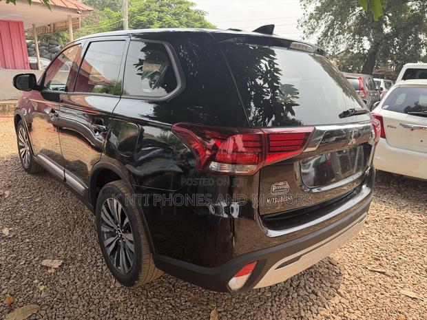 Mitsubishi Outlander 2.0 PHEV AWD 2019 Black photo 6