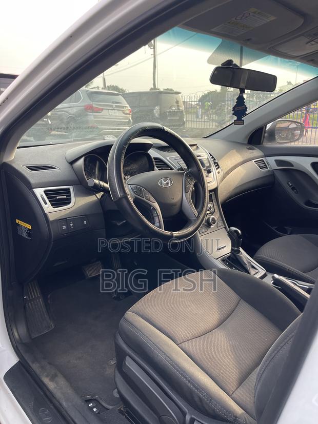 Hyundai Elantra SE 4dr Sedan (1.8L 4cyl 6A) 2015 White photo 4