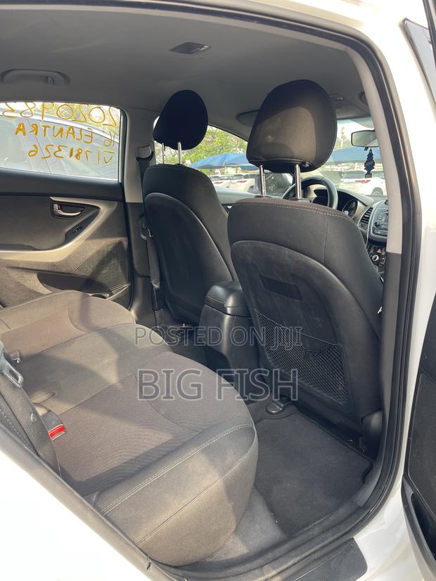 Hyundai Elantra SE 4dr Sedan (1.8L 4cyl 6A) 2015 White photo 6
