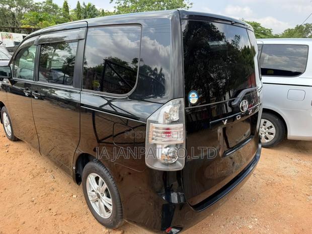 Toyota Voxy 2010 Black photo 7