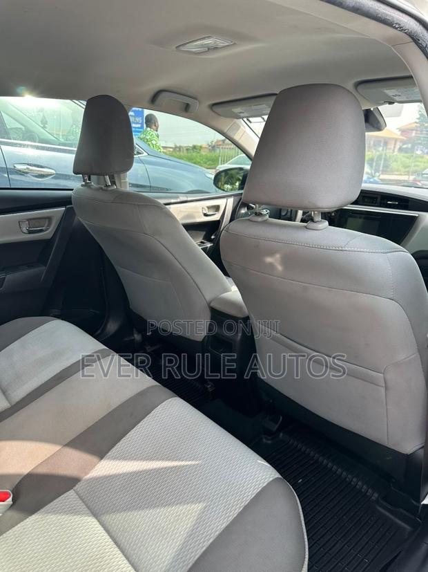 Toyota Corolla LE Eco (1.8L 4cyl 2A) 2018 White