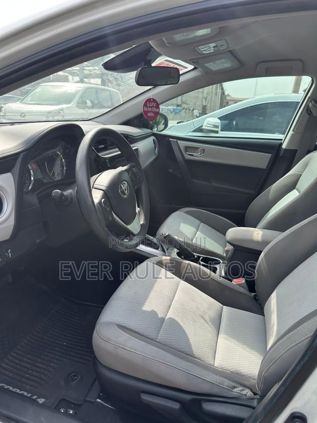 Toyota Corolla LE Eco (1.8L 4cyl 2A) 2018 White