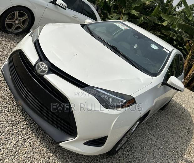 Toyota Corolla LE Eco (1.8L 4cyl 2A) 2018 White