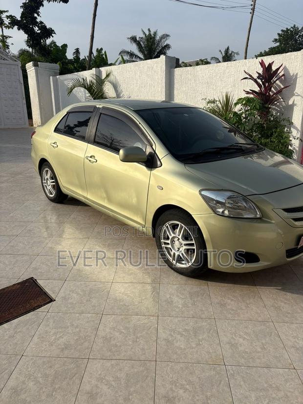 Toyota Belta 2010 Gold