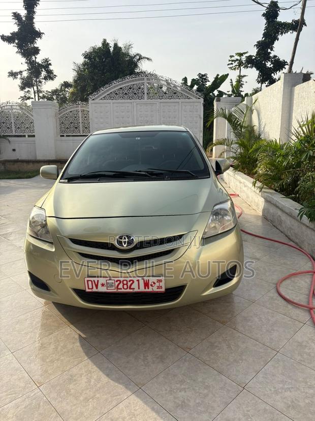 Toyota Belta 2010 Gold