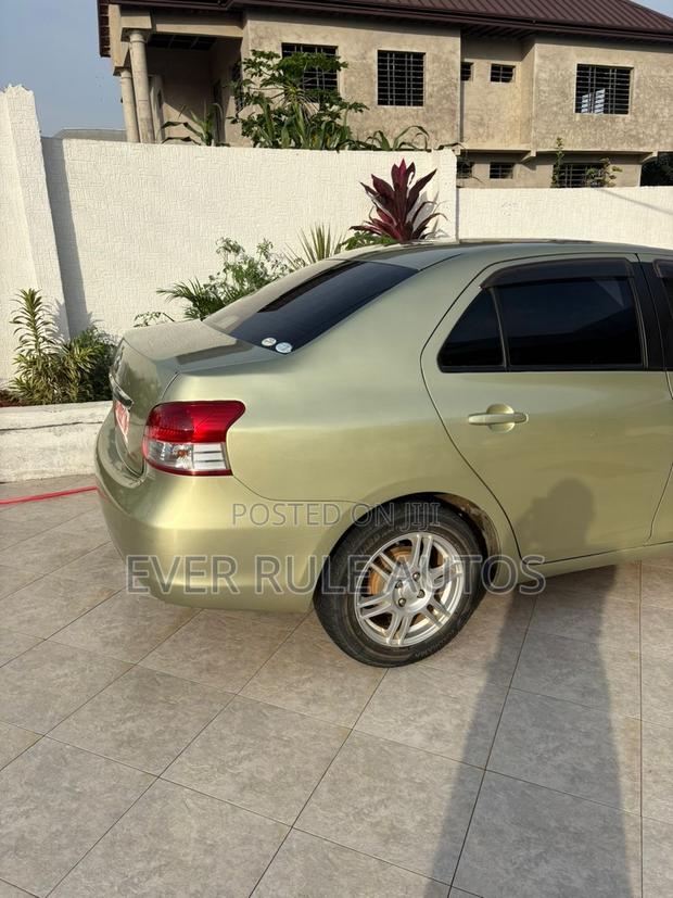 Toyota Belta 2010 Gold