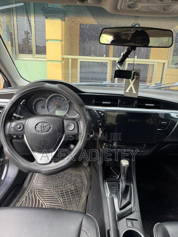 Toyota Corolla LE Premium 4dr Sedan (1.8L 4cyl CVT) 2016 Black photo 2