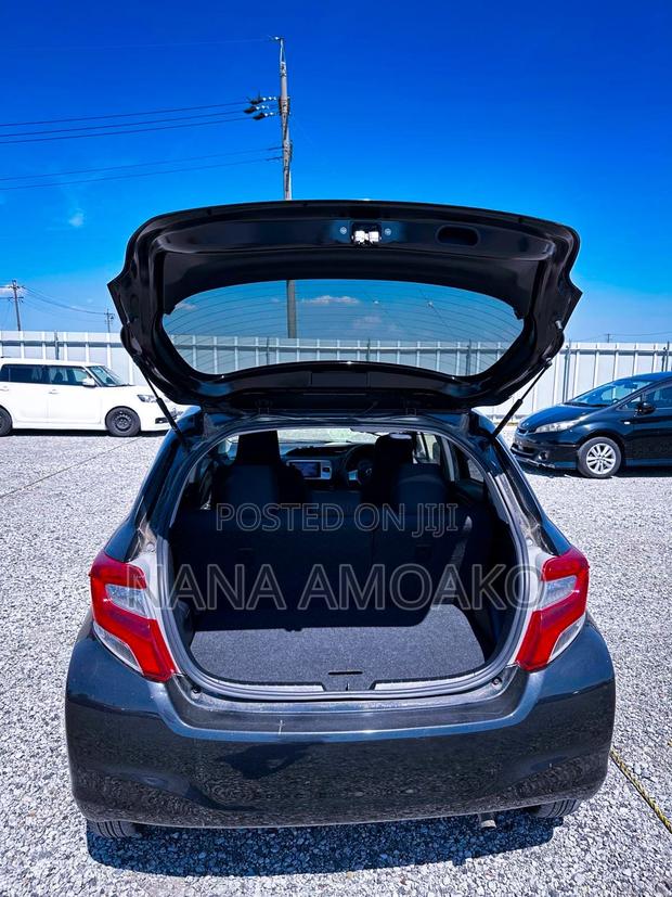 Toyota Vitz 1.3 FWD 5dr 2015 Black photo 5