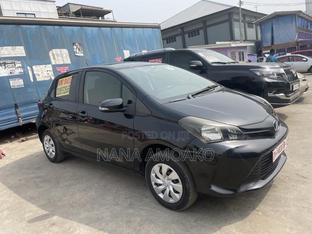 Toyota Vitz 1.3 FWD 5dr 2015 Black photo 2