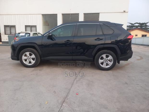 Toyota RAV4 XLE 2021 Black