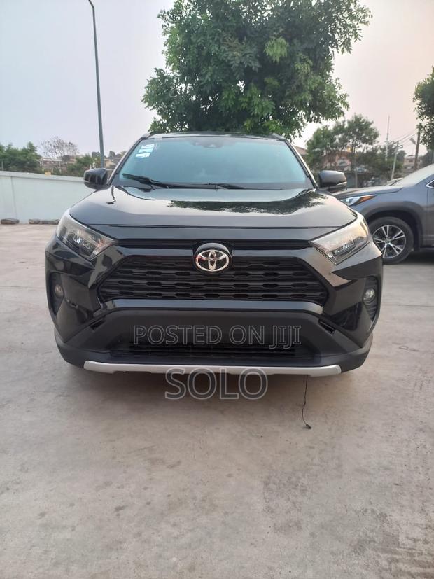 Toyota RAV4 XLE 2021 Black