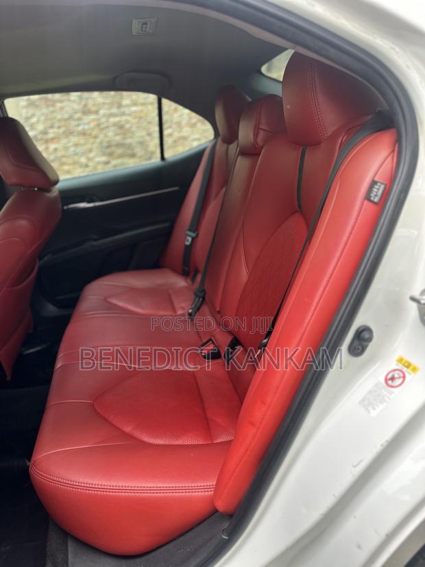 Toyota Camry SE FWD (2.5L 4cyl 8AM) 2018 White