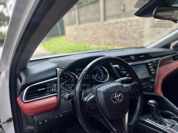 Toyota Camry SE FWD (2.5L 4cyl 8AM) 2018 White