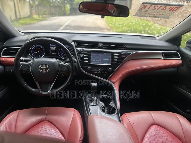 Toyota Camry SE FWD (2.5L 4cyl 8AM) 2018 White