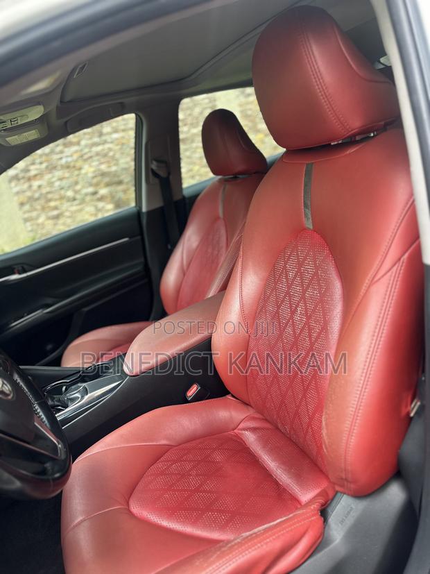 Toyota Camry SE FWD (2.5L 4cyl 8AM) 2018 White