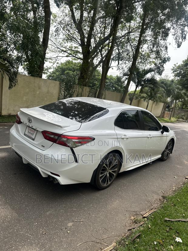 Toyota Camry SE FWD (2.5L 4cyl 8AM) 2018 White