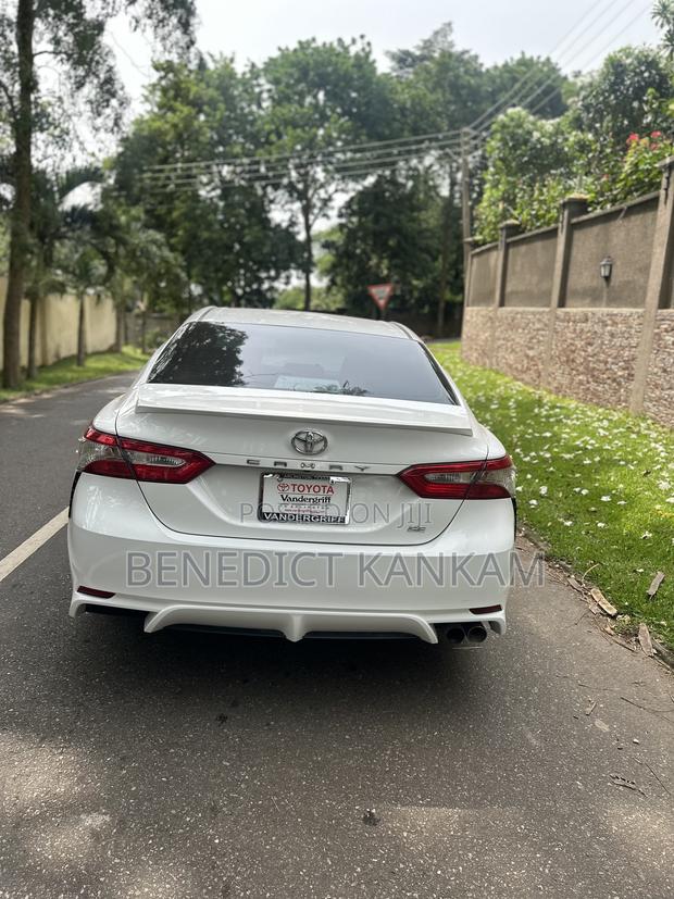 Toyota Camry SE FWD (2.5L 4cyl 8AM) 2018 White