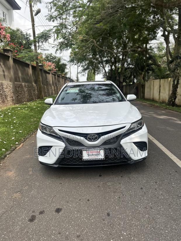 Toyota Camry SE FWD (2.5L 4cyl 8AM) 2018 White