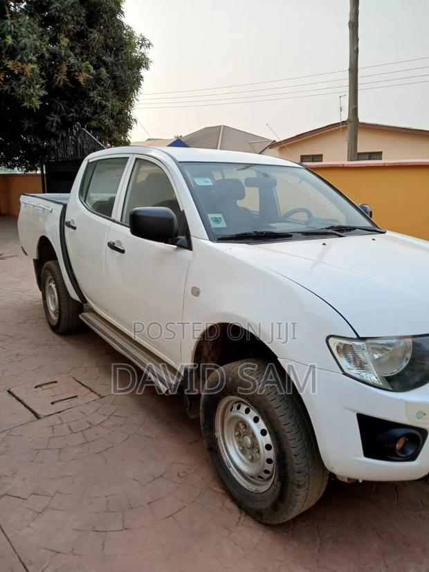 Mitsubishi L200 Double Cab 2.5 136hp 4WD 2014 White photo 2