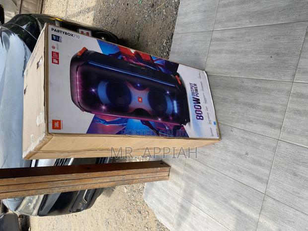 Experience Intuitive Light Shows With the JBL Partybox 710 Unit