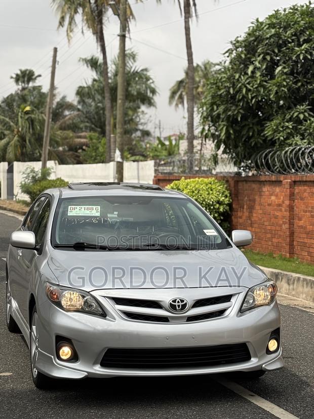 Toyota Corolla 2013 Silver photo 2
