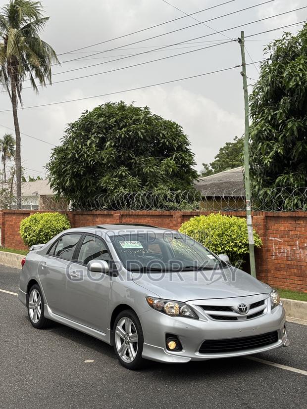 Toyota Corolla 2013 Silver photo 3