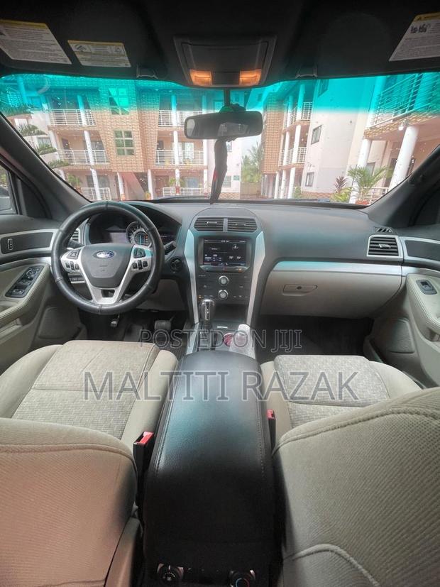 Ford Explorer XLT 4dr SUV AWD (3.5L 6cyl 6A) 2014 Gray photo 4
