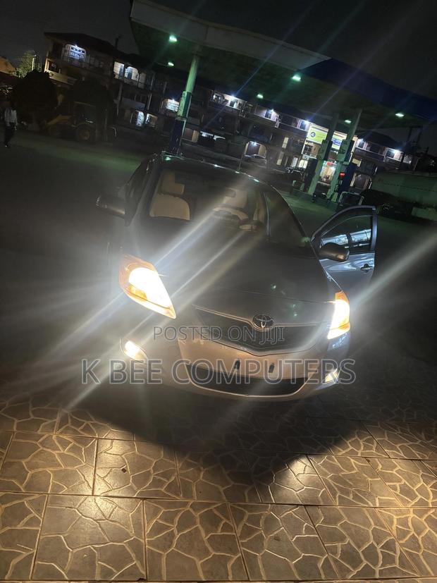 Toyota Belta 2010 Silver