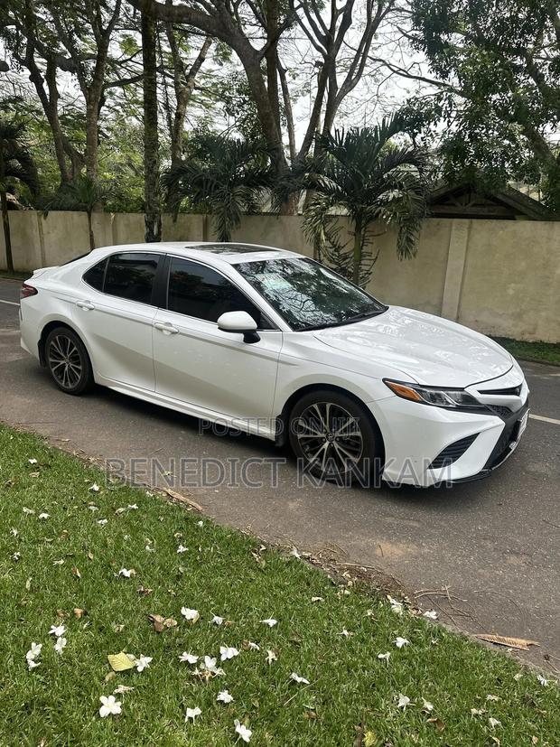 Toyota Camry SE FWD (2.5L 4cyl 8AM) 2018 White