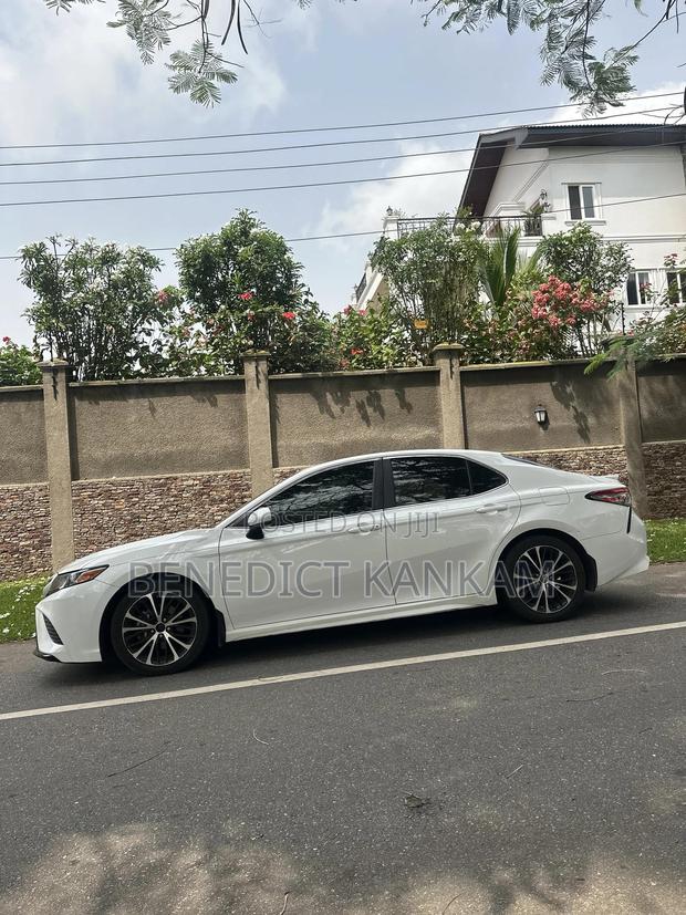 Toyota Camry SE FWD (2.5L 4cyl 8AM) 2018 White