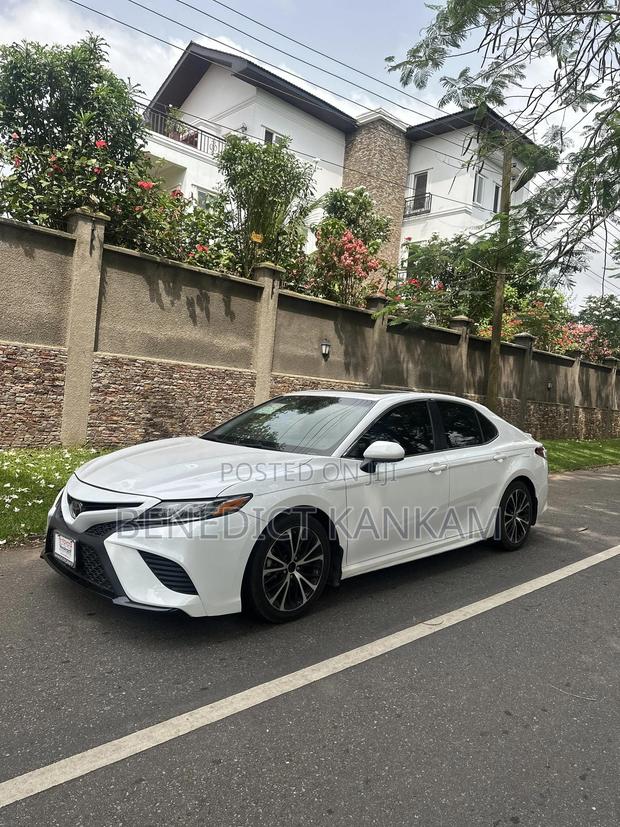 Toyota Camry SE FWD (2.5L 4cyl 8AM) 2018 White