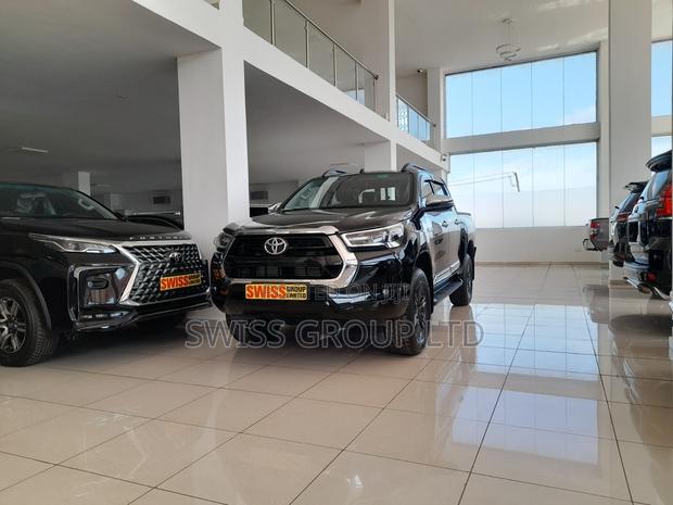 New Toyota Hilux 2025 Black