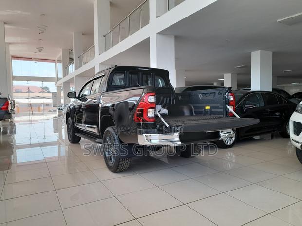 New Toyota Hilux 2025 Black