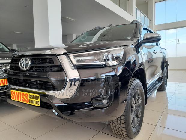 New Toyota Hilux 2025 Black