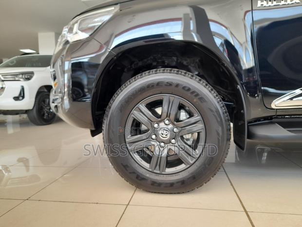 New Toyota Hilux 2025 Black
