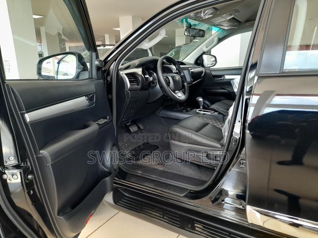 New Toyota Hilux 2025 Black