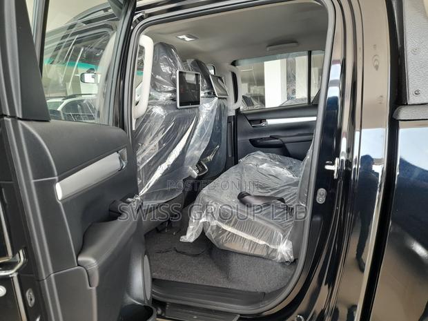 New Toyota Hilux 2025 Black